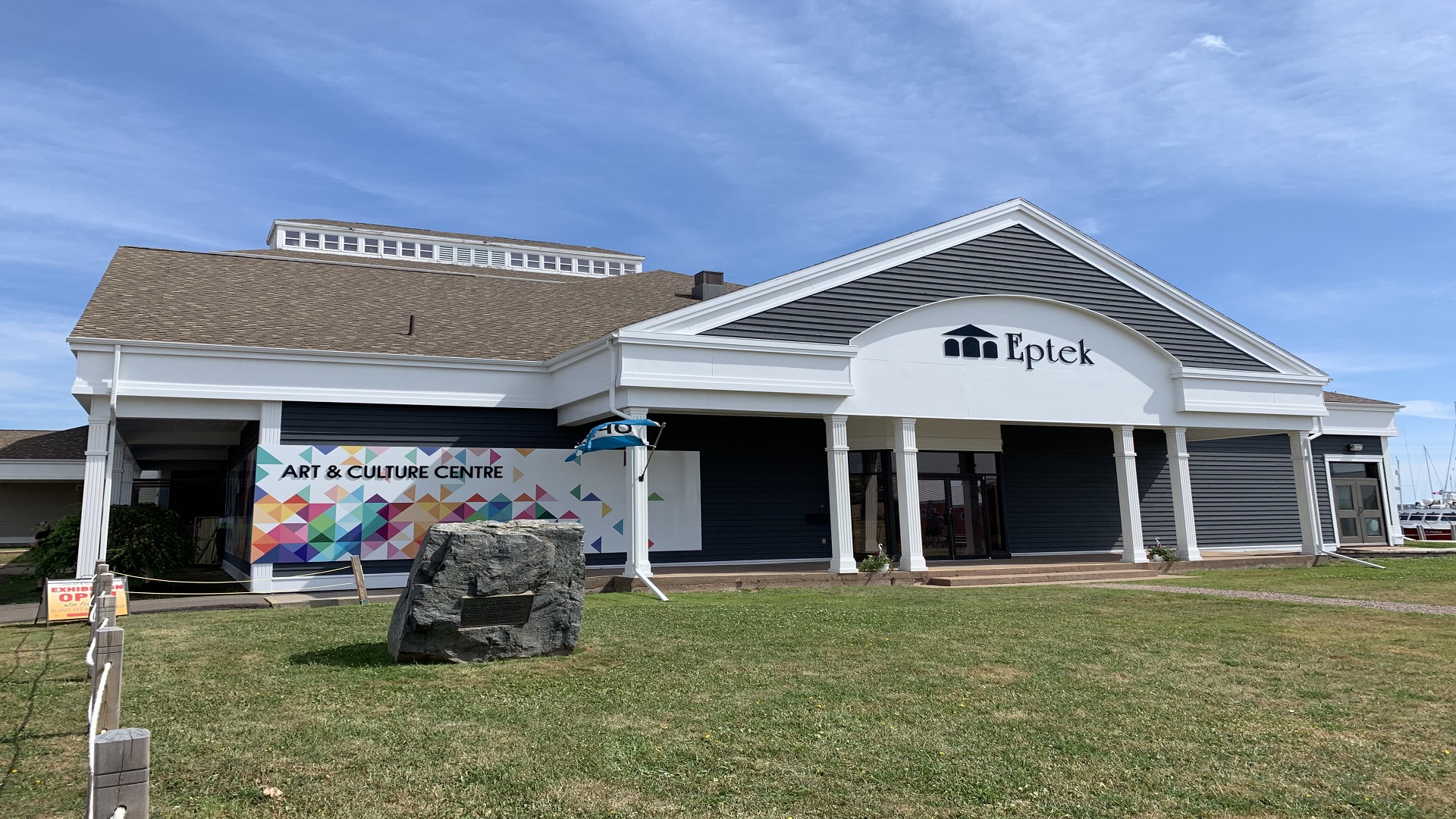 Eptek Art and Culture Centre / Centre des arts et de la culture Eptek